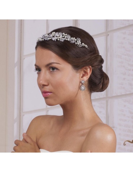 Model Pearl Bridal Crown
