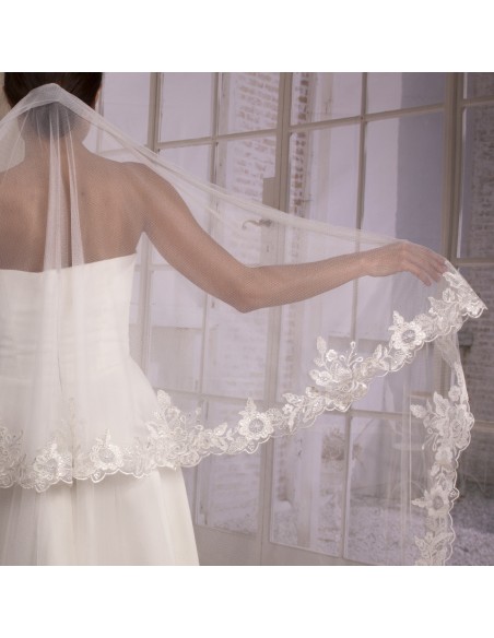 Model veil bride