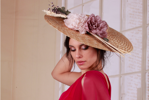 Invitadas elegantes y con sombrero de rafia! - A todo Confetti - Blog de  bodas para novias e invitadas